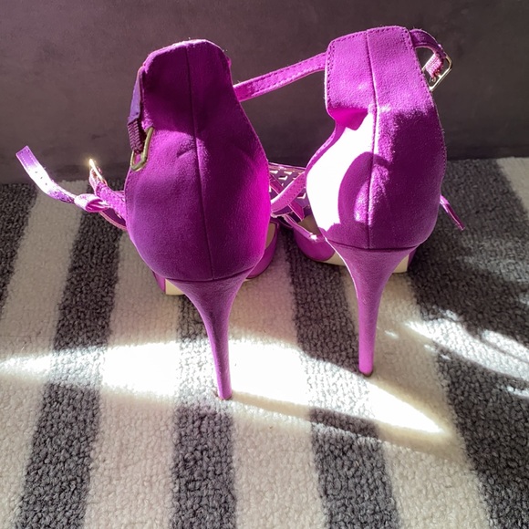 Lavender suede sandals - Picture 3 of 3